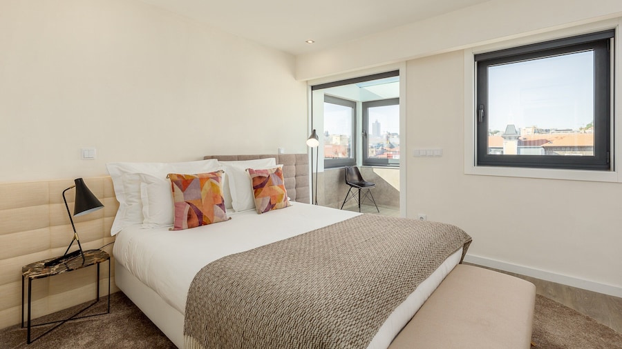 Spacious 4-bedroom Apartment in Porto