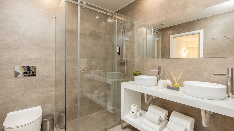 Spacious 4-bedroom Apartment in Porto