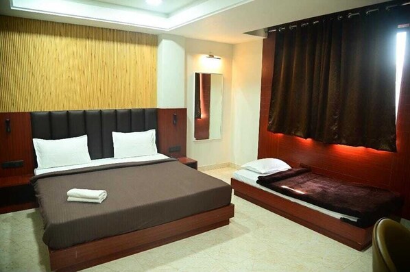 Schreibtisch, laptopgeeigneter Arbeitsplatz, Bügeleisen/Bügelbrett