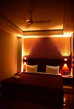 デスク、ノートパソコン用作業スペース、アイロン / アイロン台、WiFi (無料)