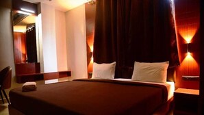 A hotel room with a large bed, a desk, and a chair. - Hotel Baba Vishwanath Palace  (Prayagraj)