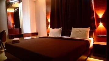 Comfort-huone, näköala pihalle, piha-alue | Työpöytä, kannettavalle tietokoneelle sopiva työtila