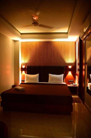 デスク、ノートパソコン用作業スペース、アイロン / アイロン台、WiFi (無料)