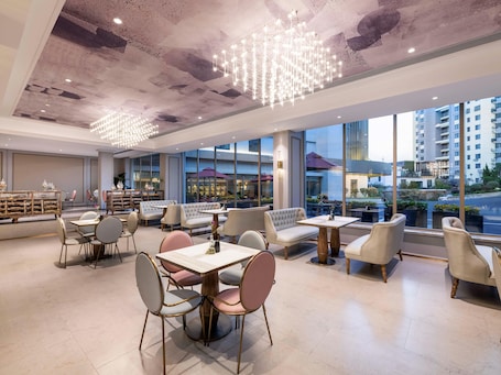Bar (on property). Mercure Qingdao Zhanqiao