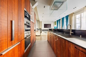 Kühlschrank, Mikrowelle, Ofen, Geschirrspüler