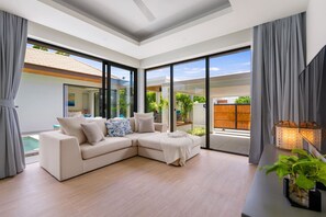 Smart TV - Bali Style Pool Villa - Private & Serene (Choeng Mon)