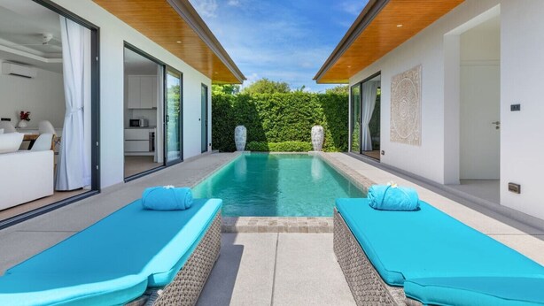 A modern pool area with two lounge chairs, a clear view of the pool, and a well-maintained garden. - Bali Style Pool Villa - Private & Serene (Choeng Mon)