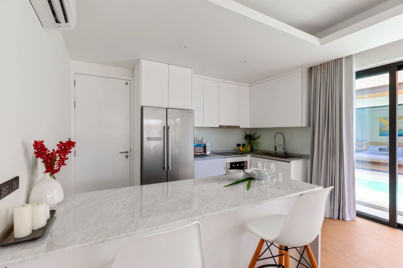 Kylskåp, mikrovågsugn och matbord