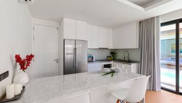 Kjøleskap, mikrobølgeovn og spisebord