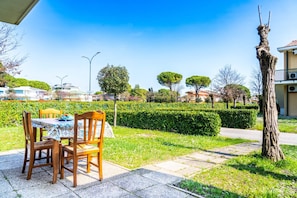 Appartement, 1 chambre, patio, vue sur le jardin | Restauration en plein air