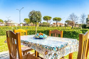 Appartement, 1 slaapkamer, terras, uitzicht op tuin | Buiten dineren