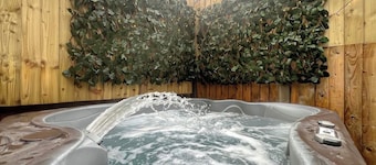 Cameo Cottage – 3-Bedroom Coastal Retreat with Private Hot Tub