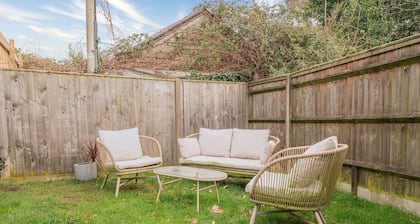 Cottage with Hot Tub & Garden Near Beach