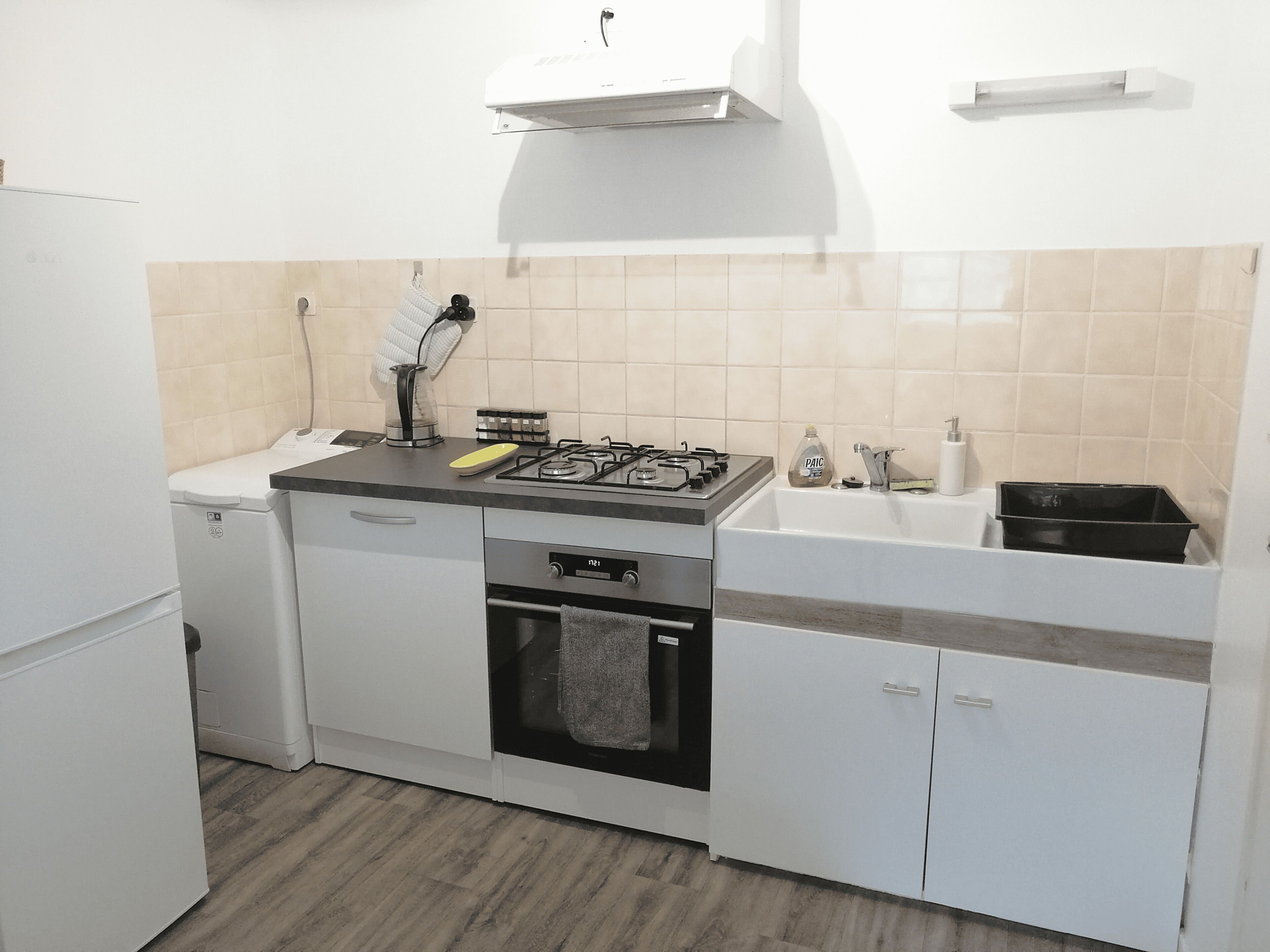 Réfrigérateur, micro-ondes, four, plaque de cuisson