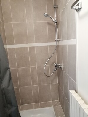 Douche, séchoir à cheveux, serviettes fournies, papier de toilette