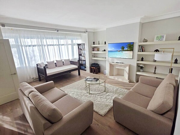 Tv, bøger, kontorer, computerskærme