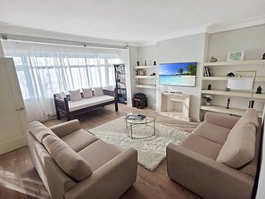 Fernseher, Bücher, Arbeitsbereiche, Computerbildschirme