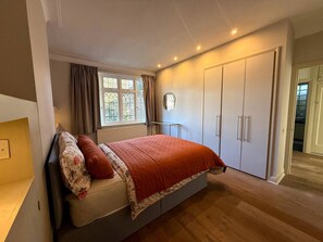 3 Schlafzimmer, Schreibtisch, Bügeleisen/Bügelbrett, Reisekinderbett