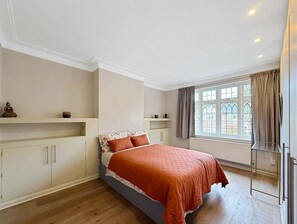 3 soveværelser, skrivebord, strygejern/strygebræt, weekendseng