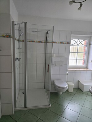 シャワー、トイレットペーパー