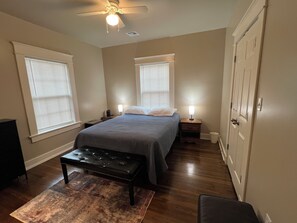 2 bedrooms, desk, WiFi, bed sheets