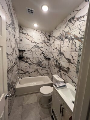 Dusche, Haartrockner, Handtücher, Seife