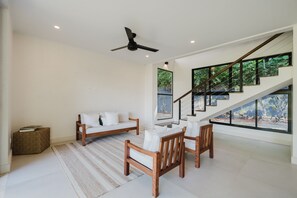 Casa, 3 habitaciones, baño privado, vistas al mar | Sala de estar