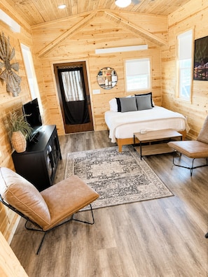 1 bedroom, travel crib, free WiFi, bed sheets - Private Tiny Cabin in Glendive Near Makoshika Park - Free Parking & WiFi (Glendive)