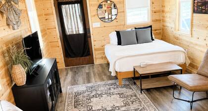 Private Tiny Cabin in Glendive Near Makoshika Park - Free Parking & WiFi