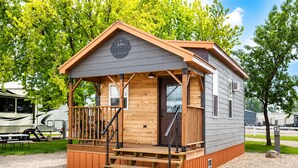 A small cabin with a porch, a door, and a window. - Private Tiny Cabin in Glendive Near Makoshika Park - Free Parking & WiFi (Glendive)