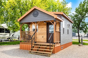 Exterior - Private Tiny Cabin in Glendive Near Makoshika Park - Free Parking & WiFi (Glendive)