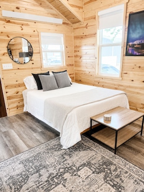1 bedroom, travel crib, free WiFi, bed sheets - Private Tiny Cabin in Glendive Near Makoshika Park - Free Parking & WiFi (Glendive)