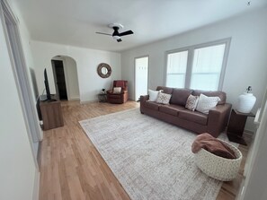 Smart TV - Private Tiny Cabin in Glendive Near Makoshika Park - Free Parking & WiFi (Glendive)