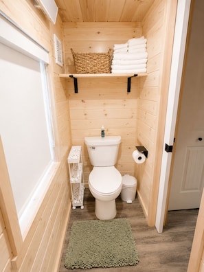 Shower, hair dryer, towels, soap - Private Tiny Cabin in Glendive Near Makoshika Park - Free Parking & WiFi (Glendive)