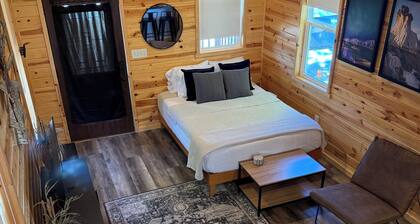 Private Tiny Cabin in Glendive Near Makoshika Park - Free Parking & WiFi