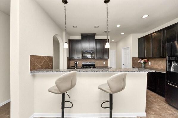 Geladeira, micro-ondas, fogão, cooktop