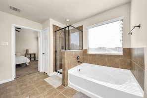 Shower, eco-friendly toiletries, hair dryer, towels - Cozy & Spacious Getaway with King bed and Backyard (Houston)