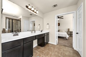 Bruser, miljøvenlige toiletartikler, hårtørrer, håndklæder