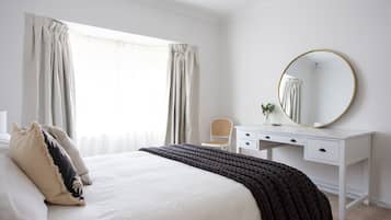 3 bedrooms, desk, iron/ironing board, travel cot