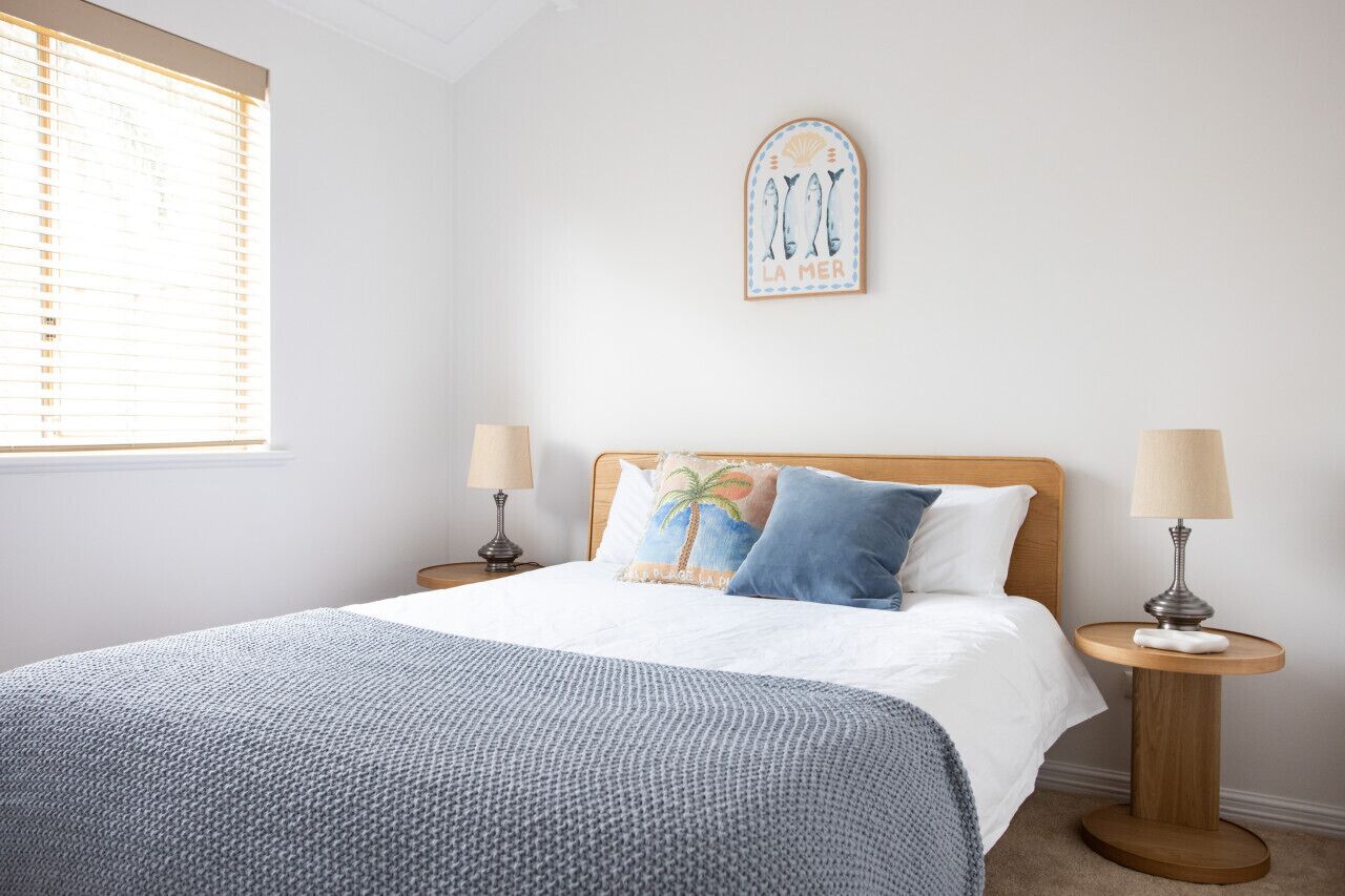 3 habitaciones, escritorio y tabla de planchar con plancha 