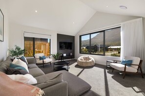 Smart TV - Newly built, mountain view and 5 minute drive to Remarkables ski field (Queenstown)