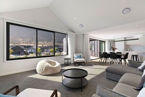 Smart TV - Newly built, mountain view and 5 minute drive to Remarkables ski field (Queenstown)