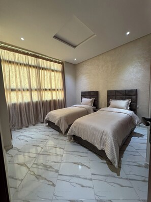 2 عدّة غرف نوم ومكتب ومكواة/لوح كي وواي فاي مجانًا