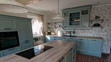 Kühlschrank, Mikrowelle, Herdplatte, Geschirrspüler