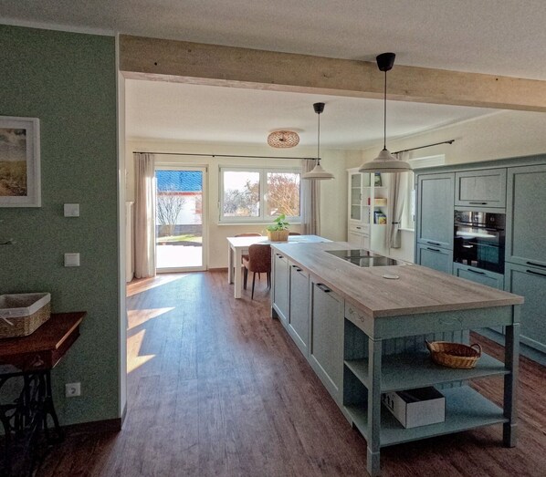 Fridge, microwave, stovetop, dishwasher - Barrier-free vacation home on the outskirts of Dresden (Bannewitz)