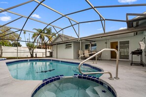 Una piscina al aire libre, una piscina climatizada