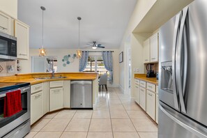 Frigorífic, microones, forn i placa de cuina