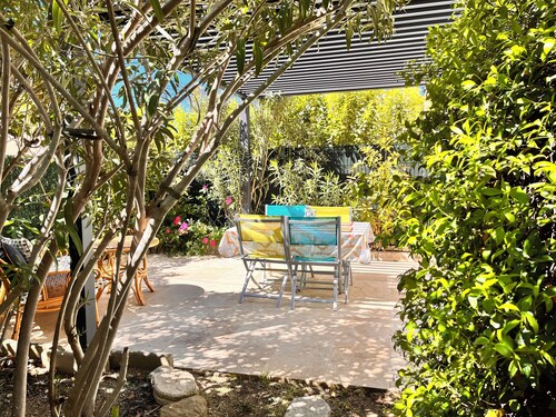 Fully air-conditioned, quiet house with garden 300m from town center