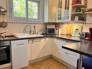 Micro-ondes, four, plaque de cuisson, lave-vaisselle