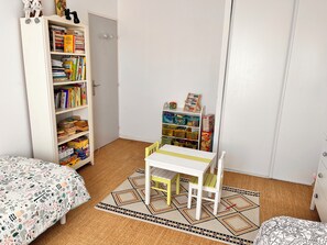 3 habitaciones, tabla de planchar con plancha, wifi y ropa de cama